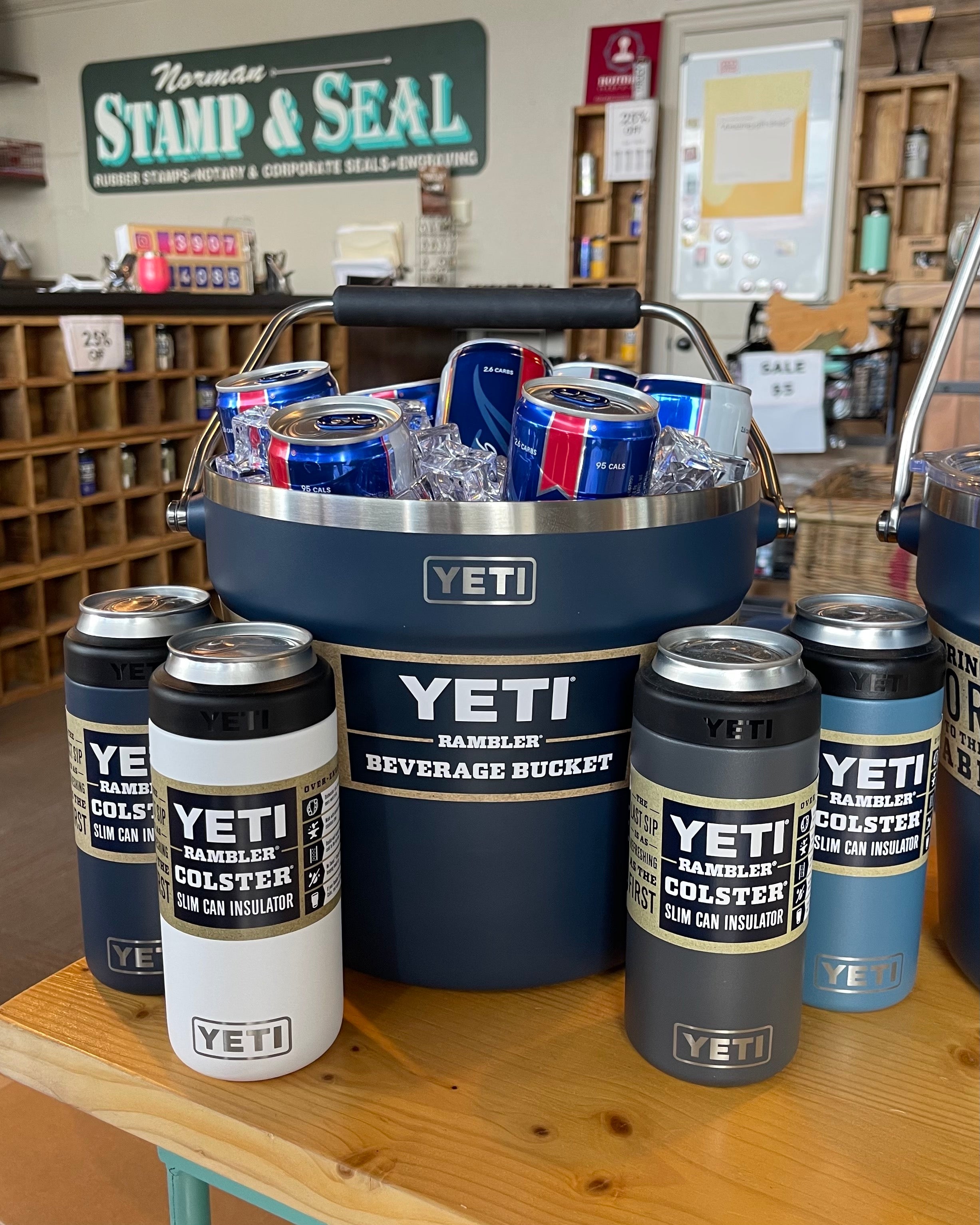  YETI Rambler Beverage Bucket, Double-Wall Vacuum Insulated Ice  Bucket with Lid, Navy: Home & Kitchen